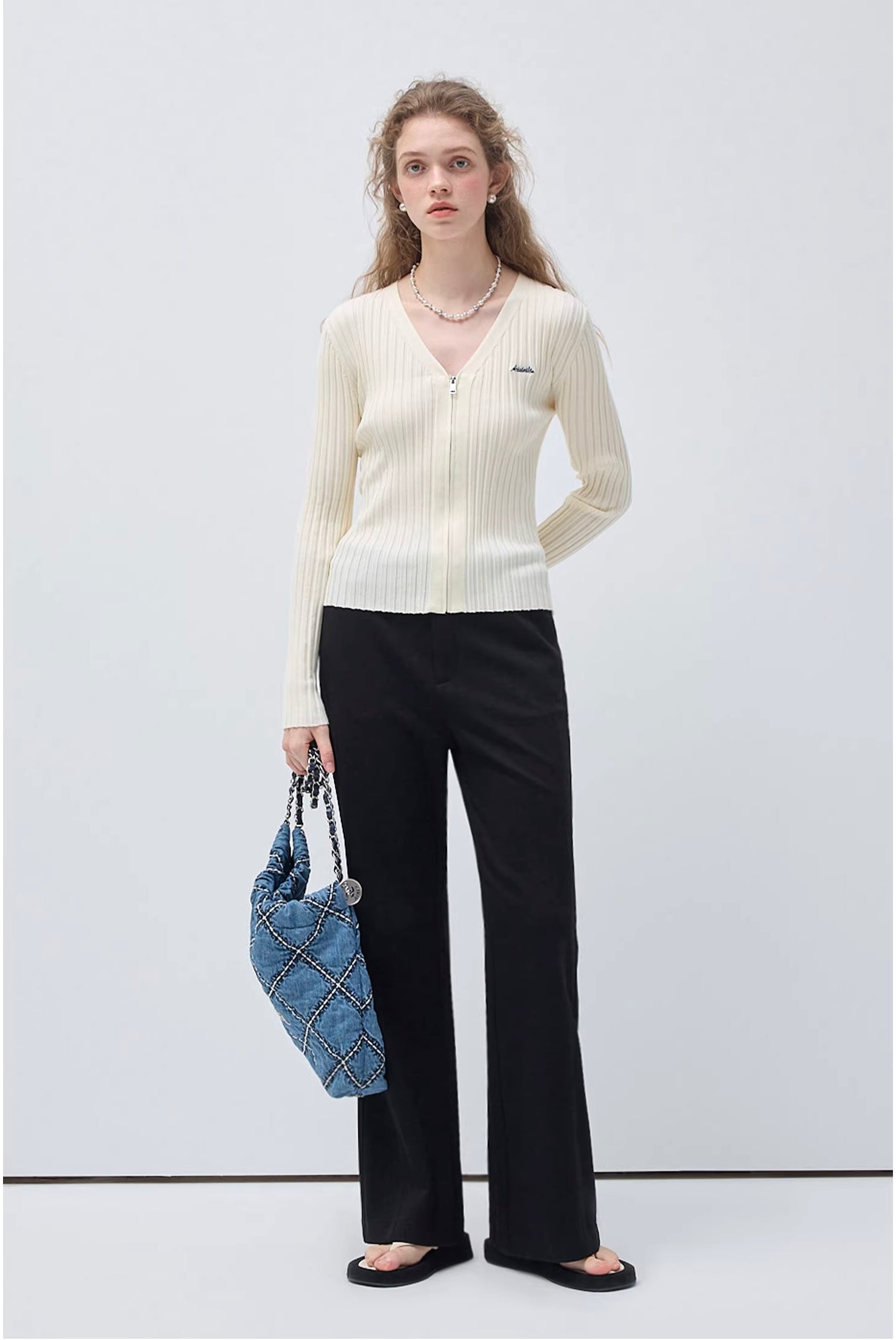 リブラインVネックジップ ウールニット
C3404