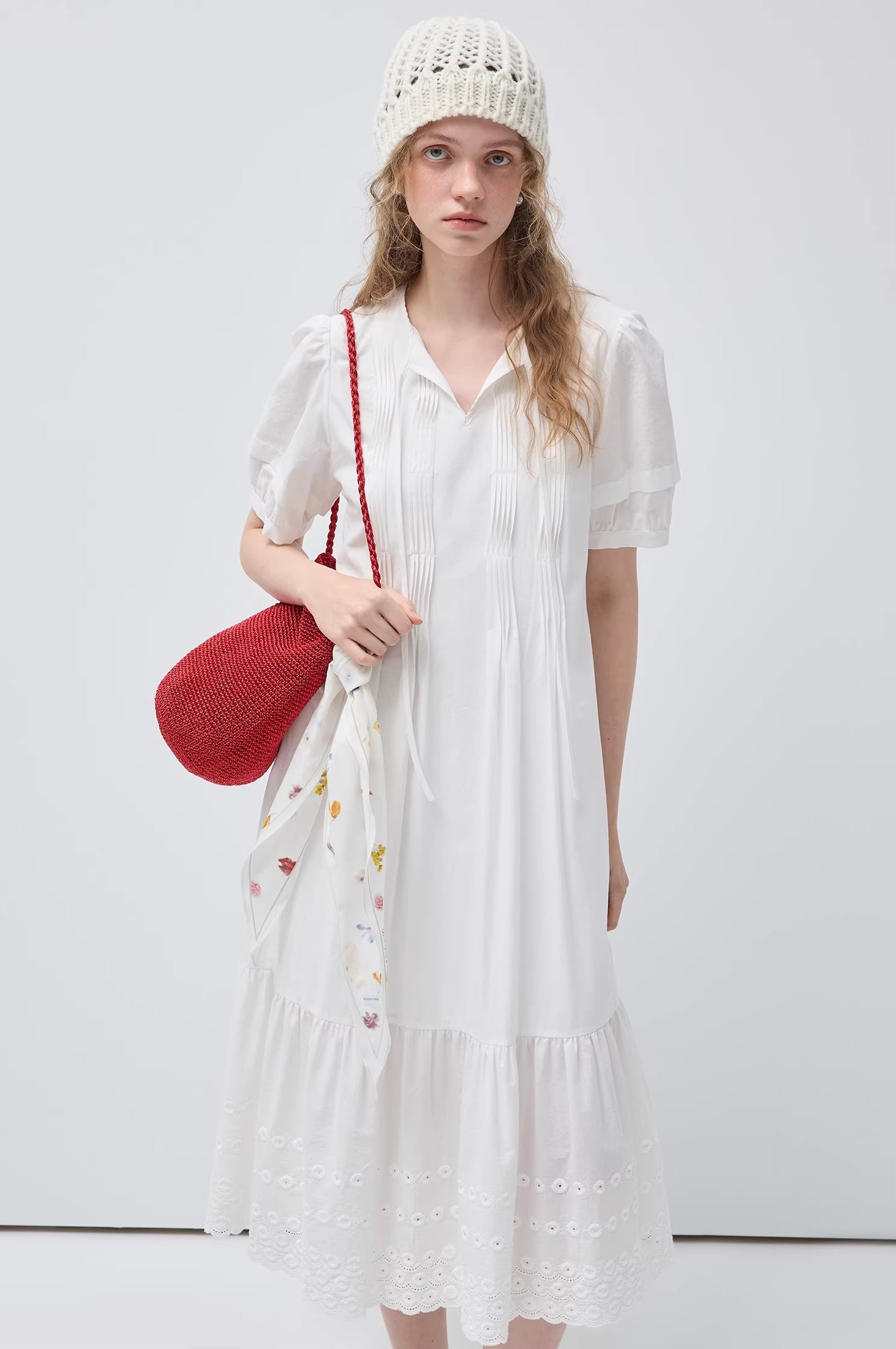 カットワークヘムVネックワンピース
C3418