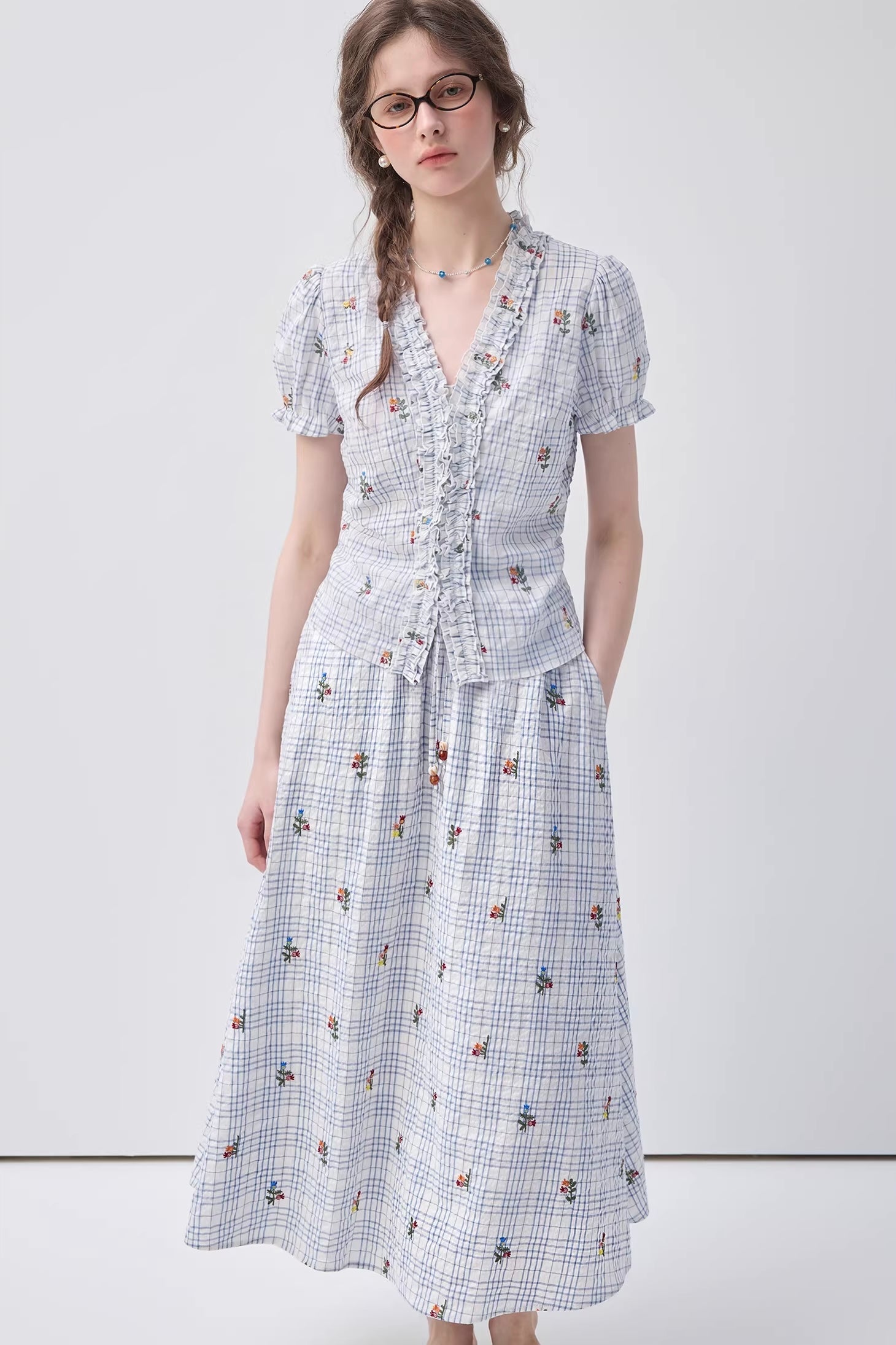 Vネックファンガスエッジチェック柄シャツ×スカートC3611