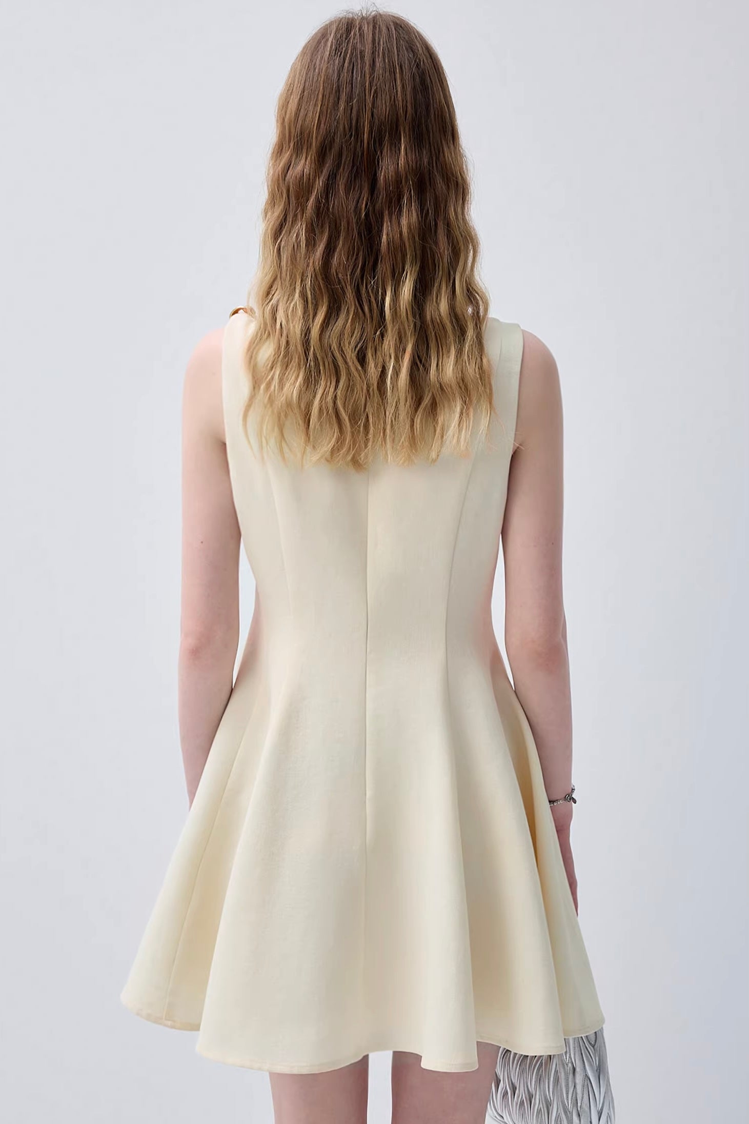 ミニマルデザインウエストシェイプノースリーブワンピースC3640