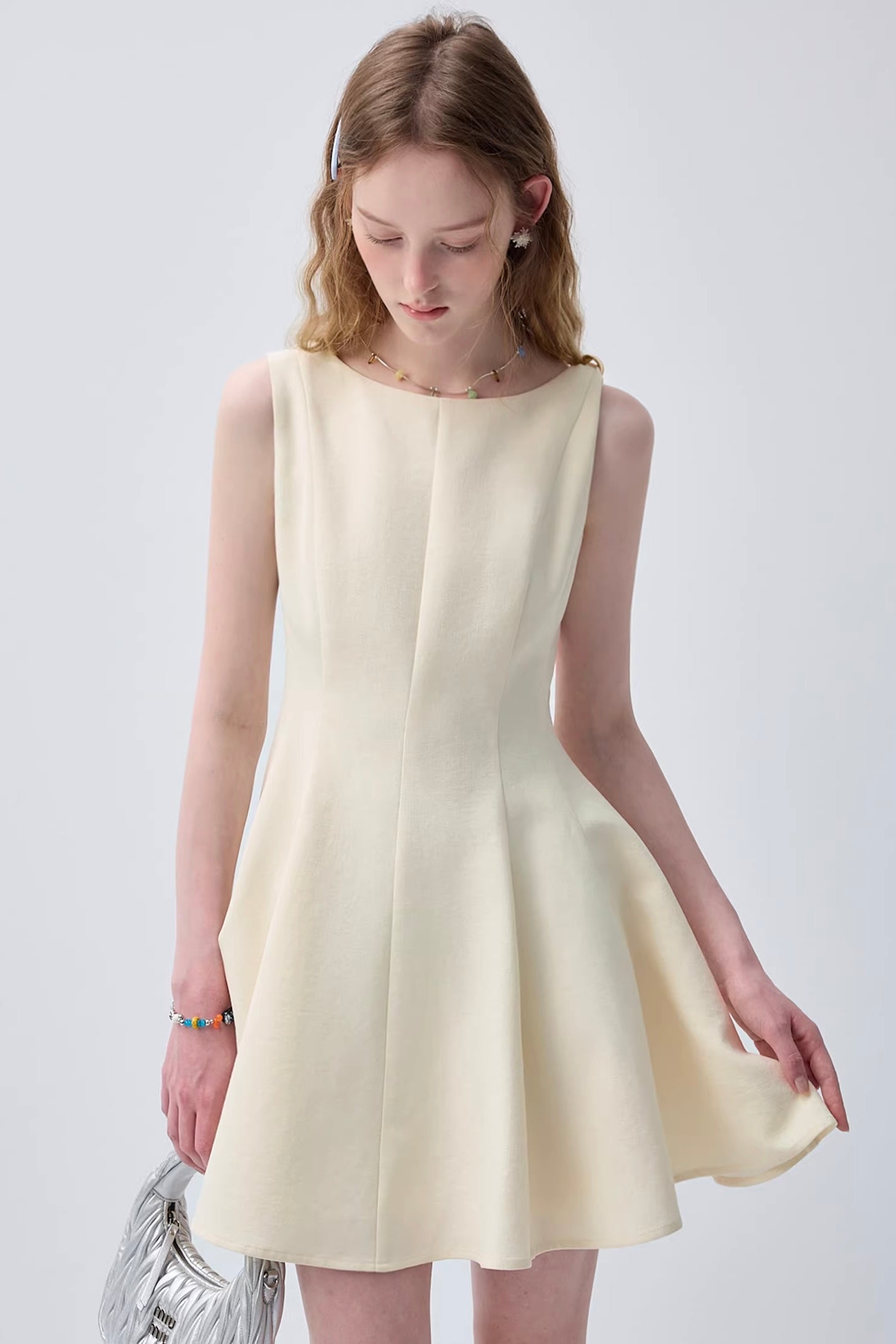 ミニマルデザインウエストシェイプノースリーブワンピースC3640