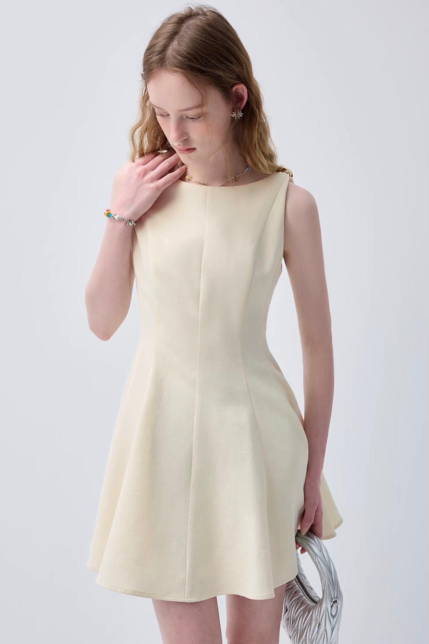 ミニマルデザインウエストシェイプノースリーブワンピースC3640