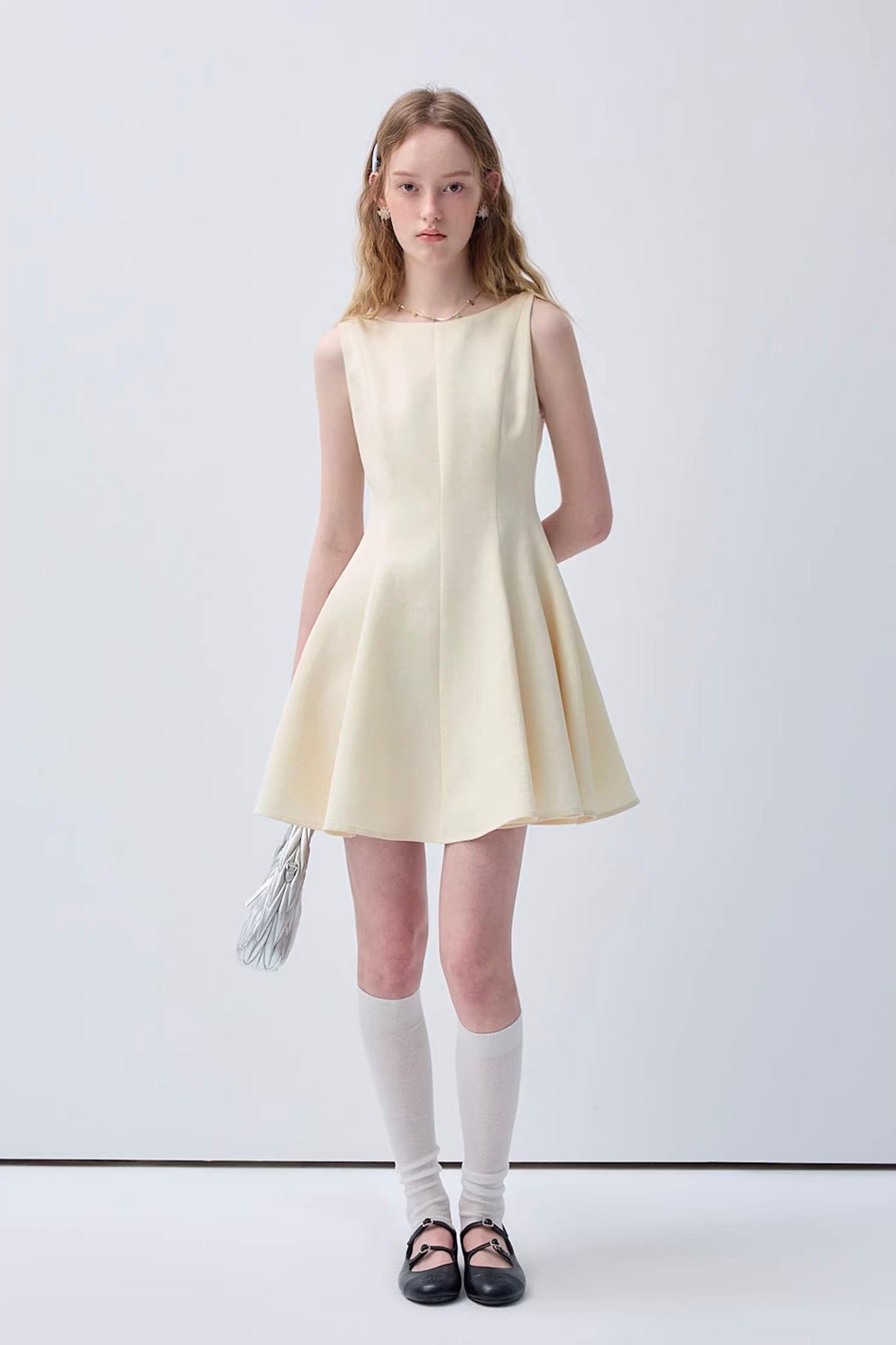 ミニマルデザインウエストシェイプノースリーブワンピースC3640