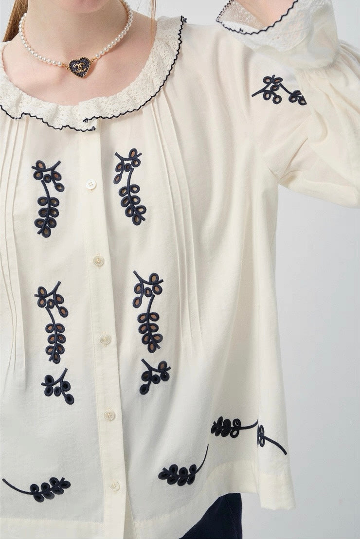 刺繍入りフリルカラーブラウス
C2964