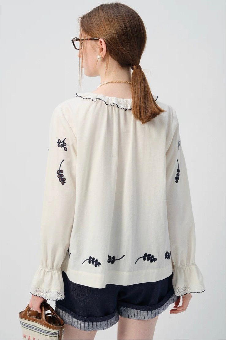 刺繍入りフリルカラーブラウス
C2964