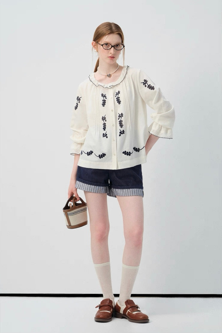 刺繍入りフリルカラーブラウス
C2964