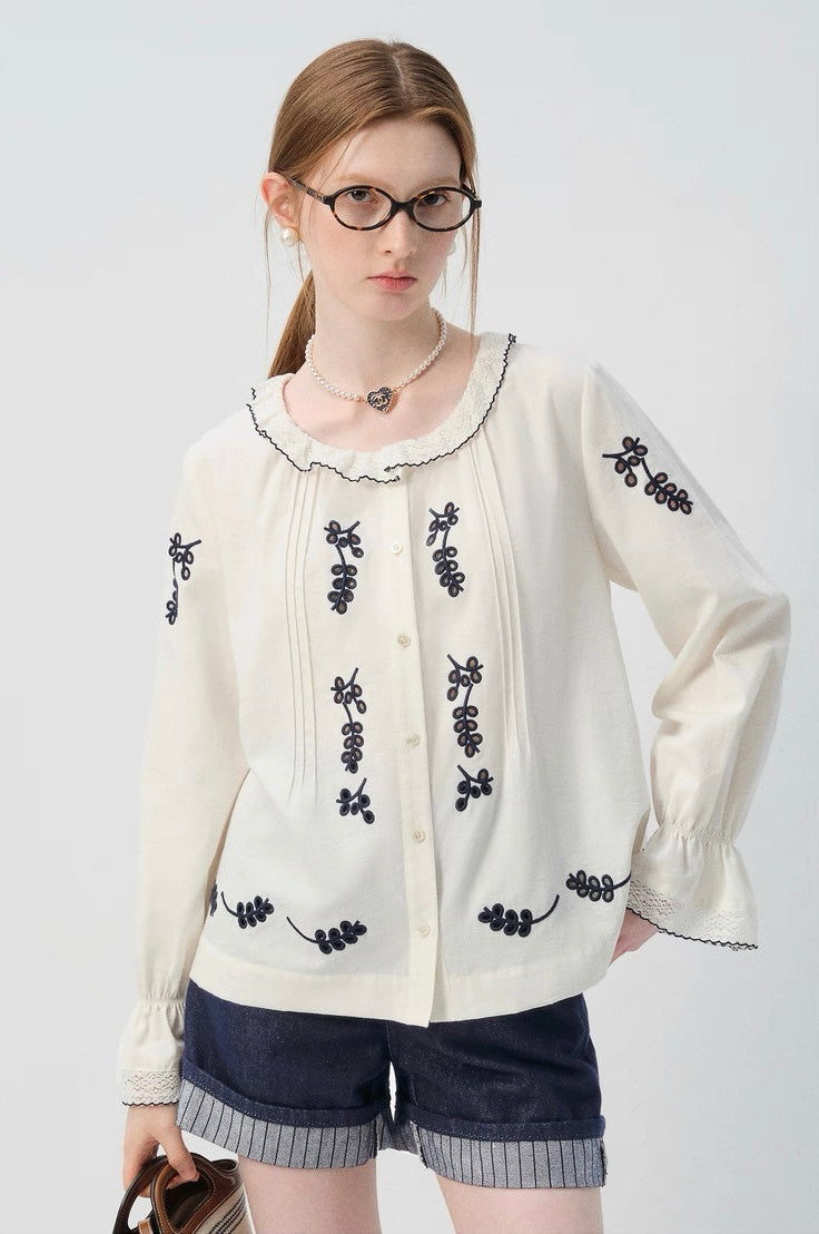 刺繍入りフリルカラーブラウス
C2964