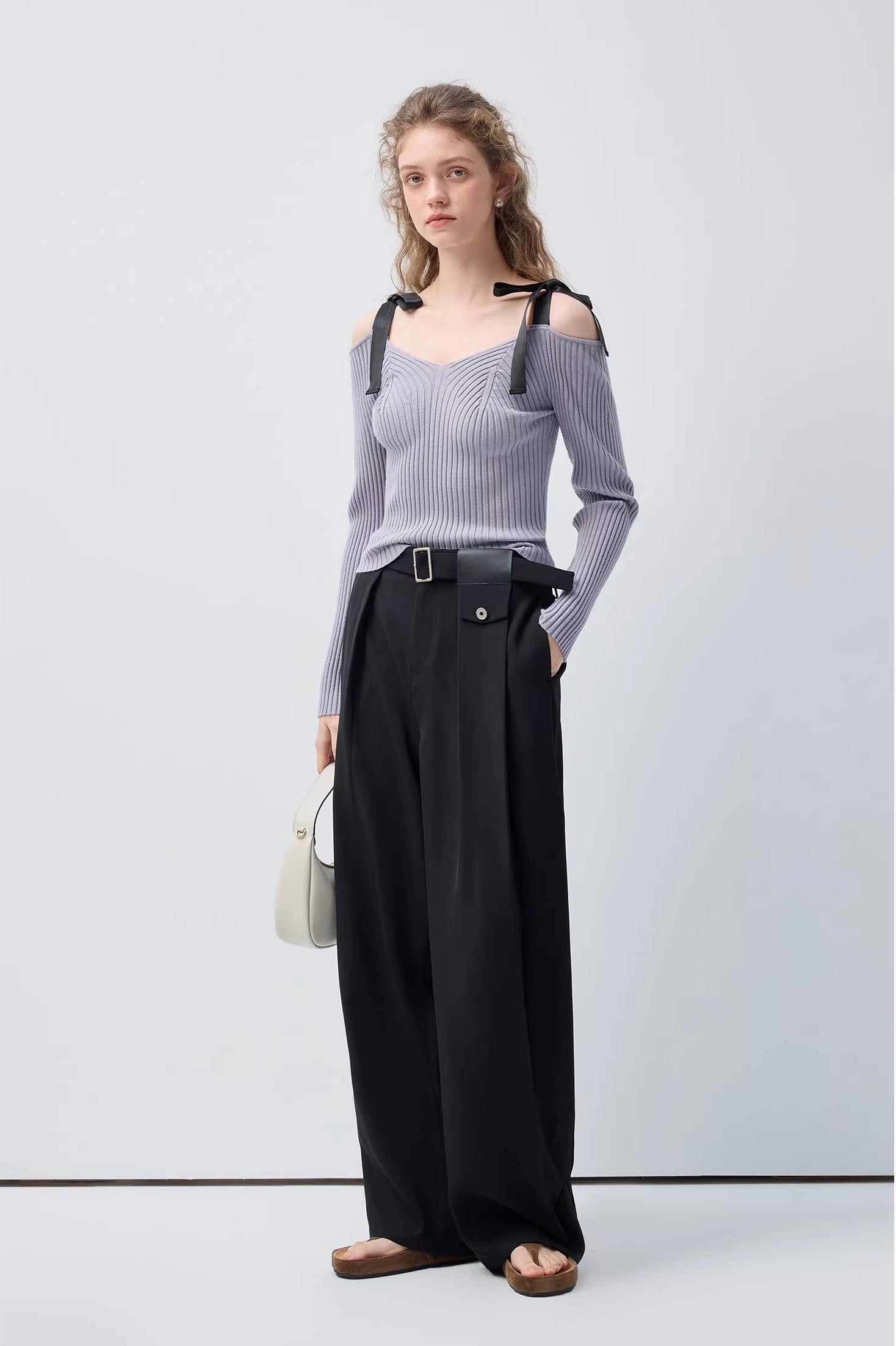 ボウタイストラップ オフショルダーVネックウールニット
C3387