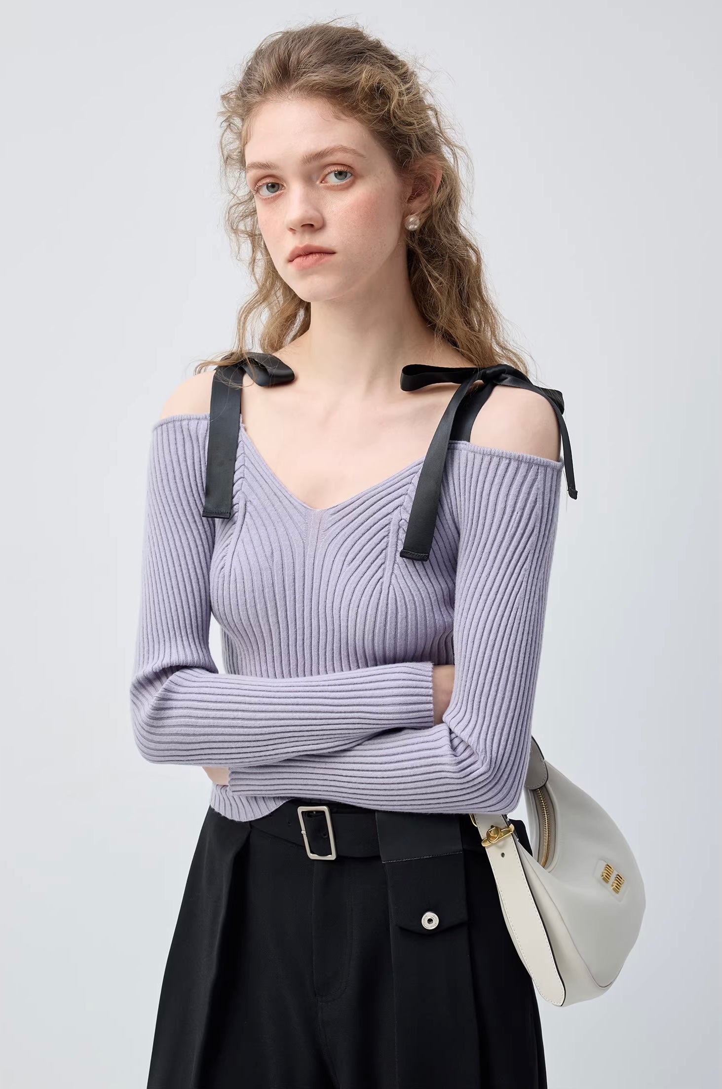 ボウタイストラップ オフショルダーVネックウールニット
C3387