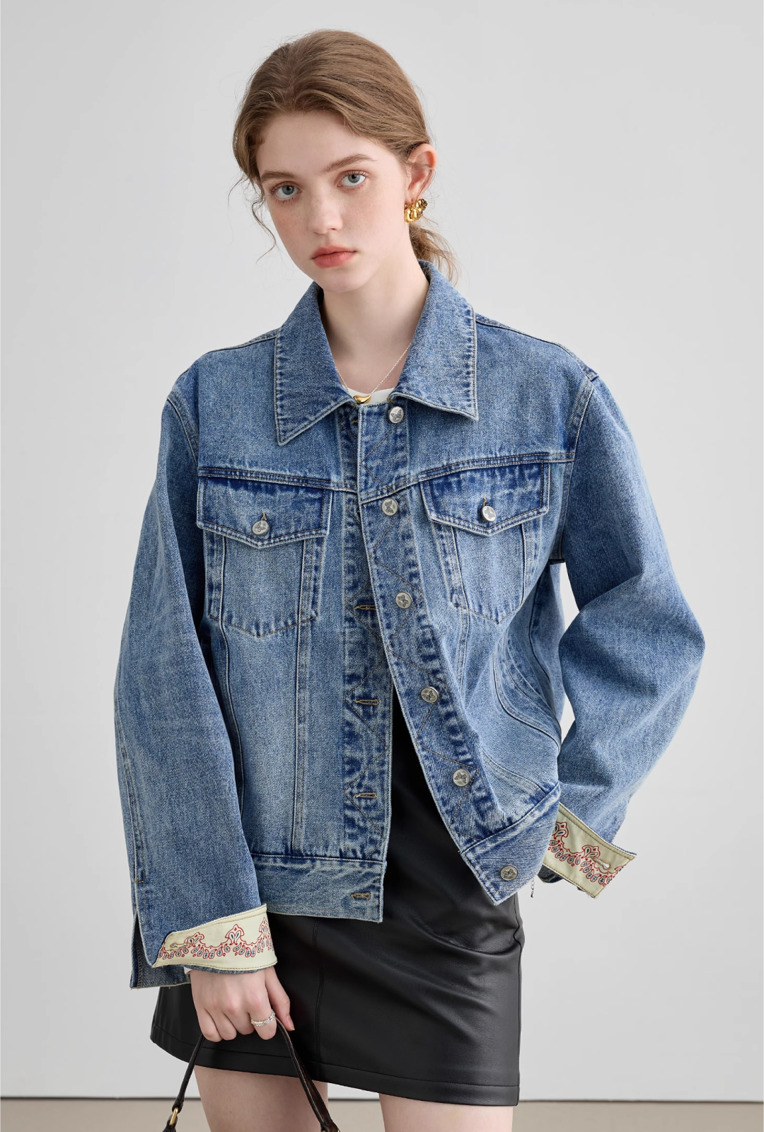 Switching embroidered cuff denim jacket C1090