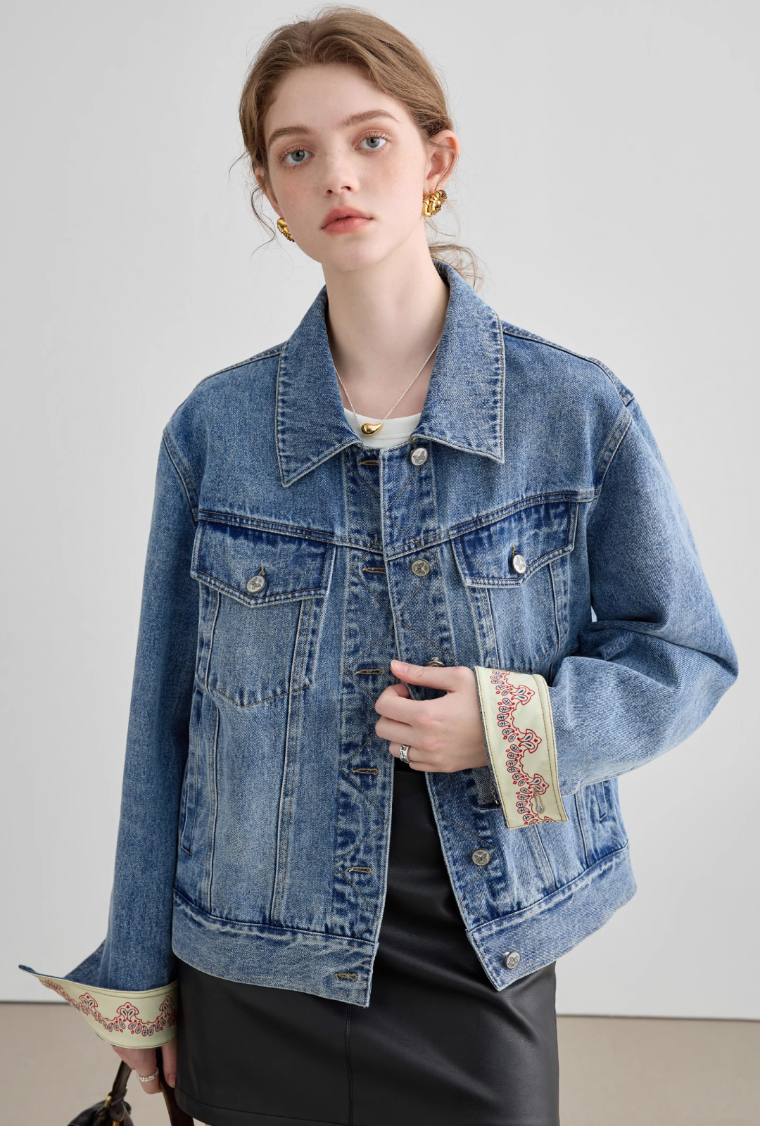 Switching embroidered cuff denim jacket C1090