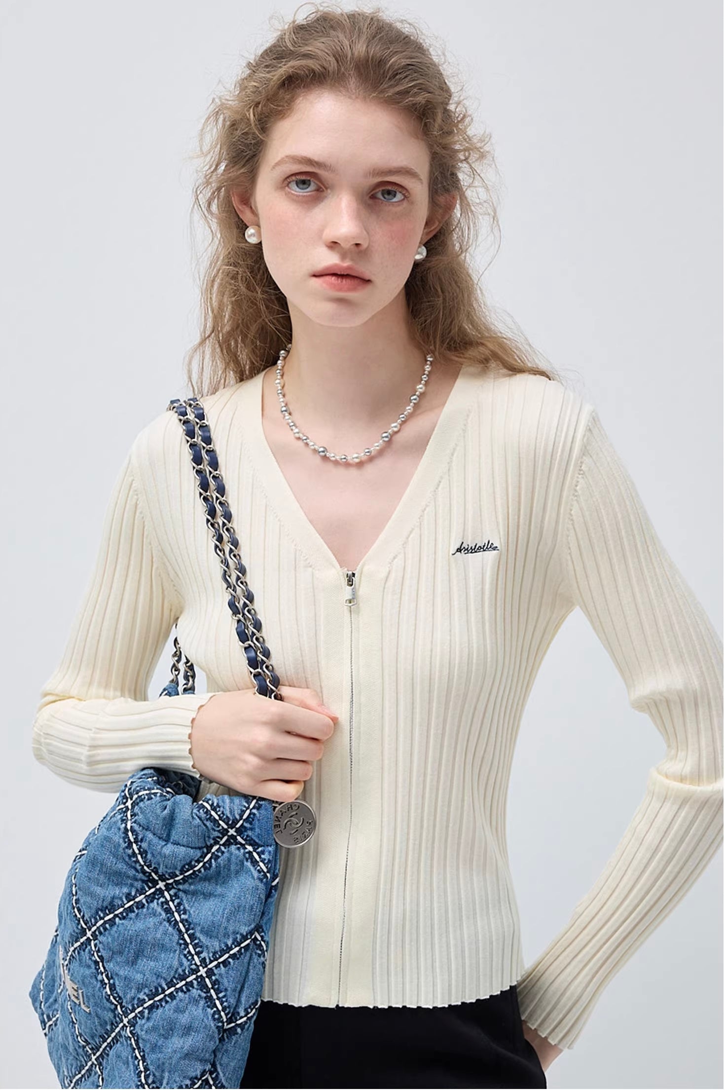 リブラインVネックジップ ウールニット
C3404