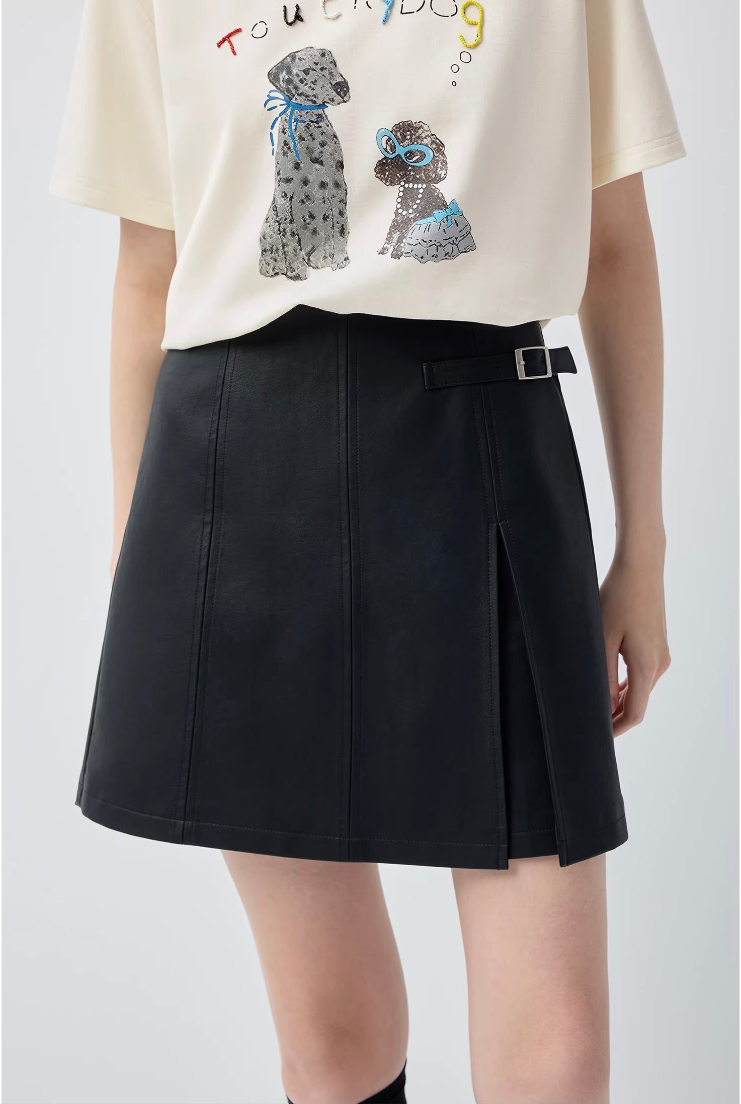 マットメタルボタンスリットレザーキュロット
C3417