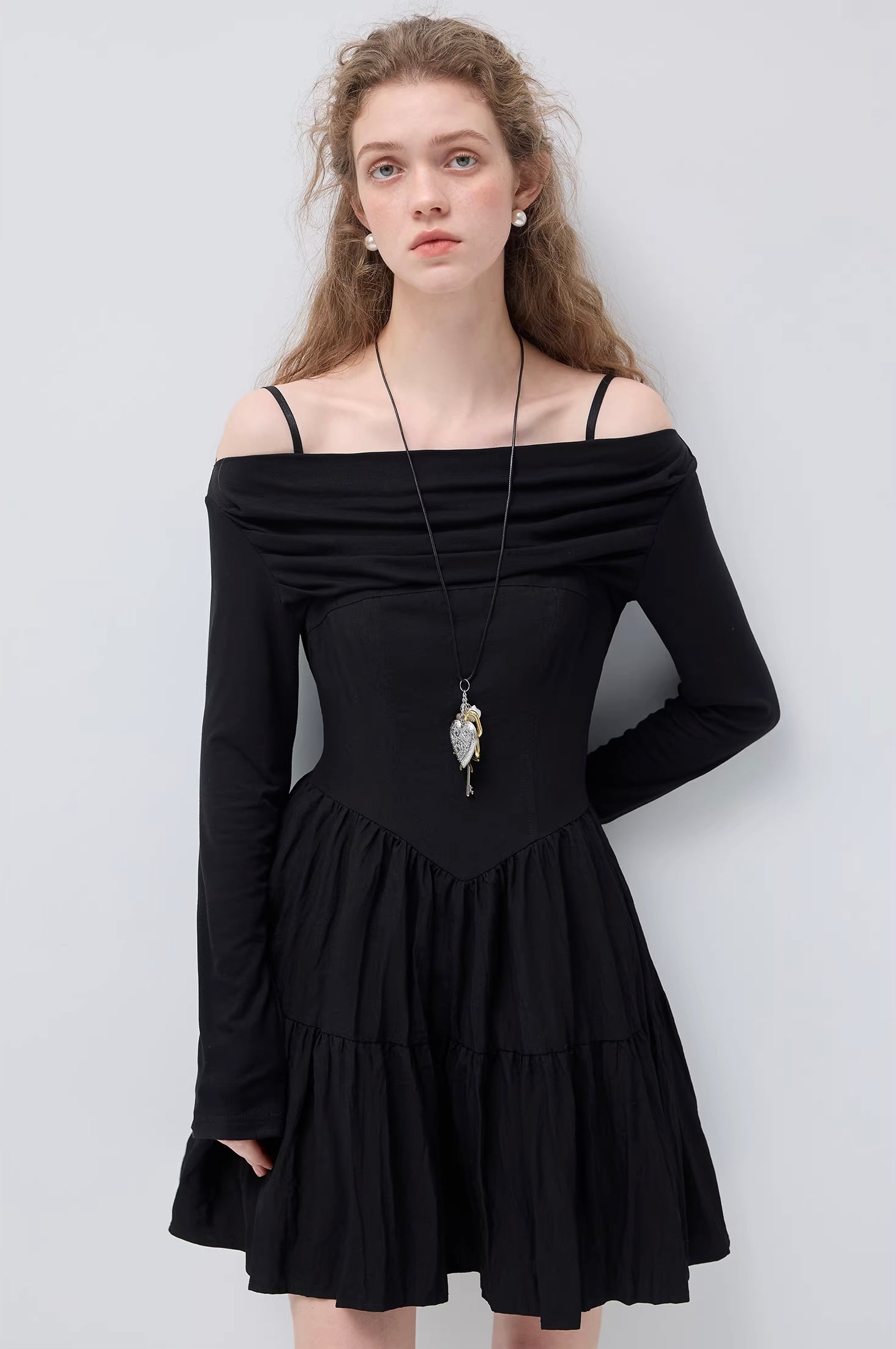 オフショルエレガントフィットワンピース
C3437