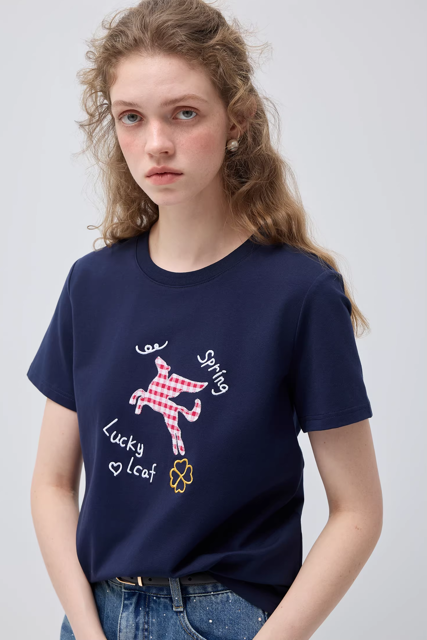 パッチ付きペガサスレター刺繍TシャツC3552