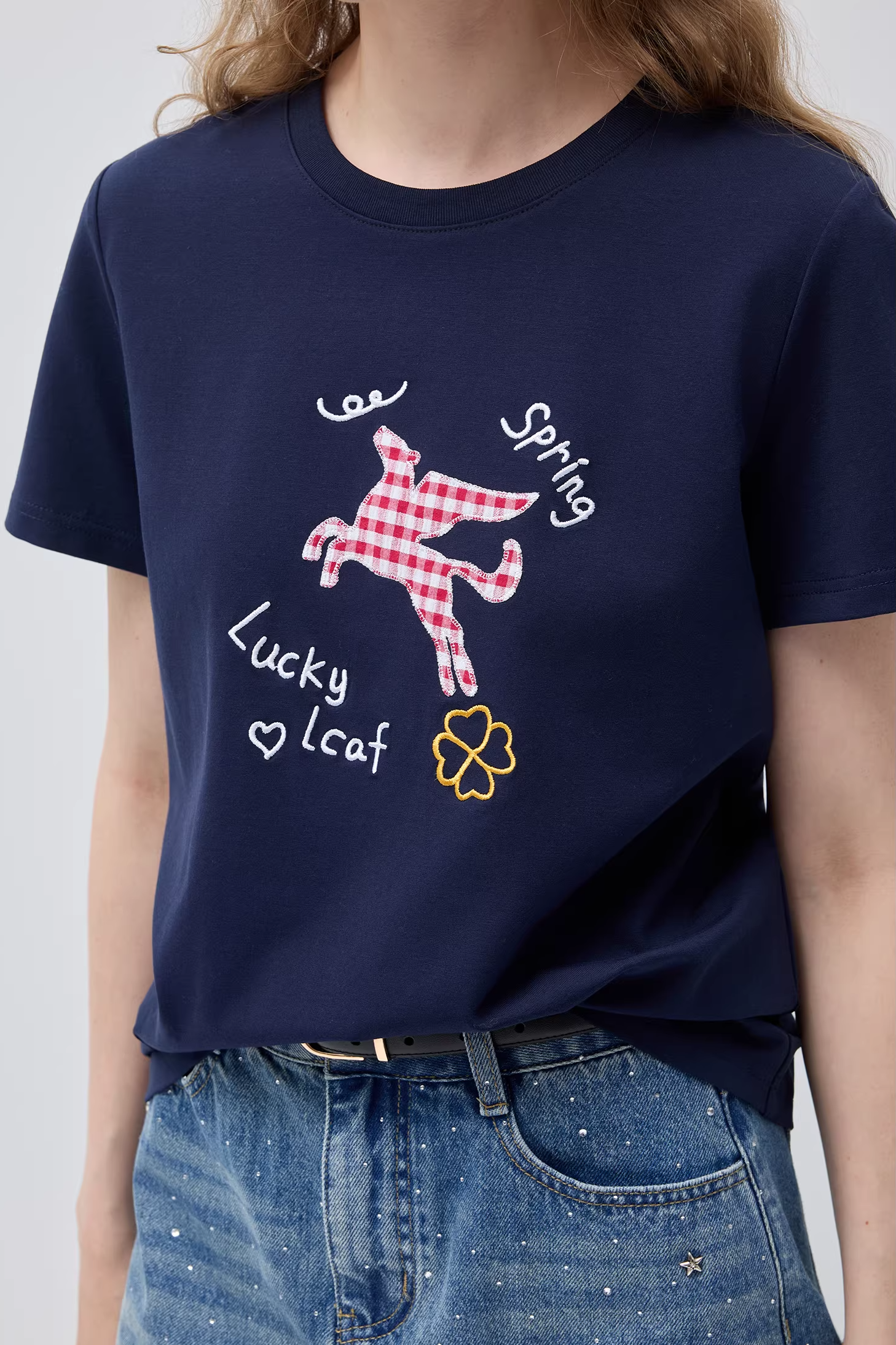 パッチ付きペガサスレター刺繍TシャツC3552