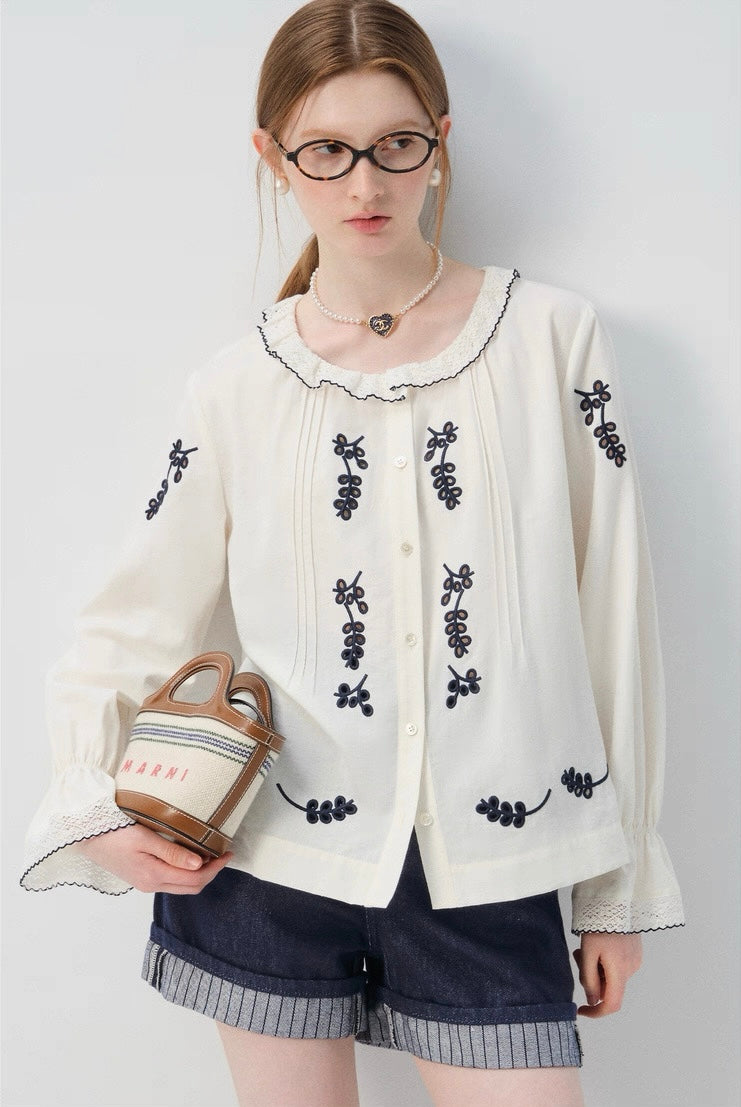 刺繍入りフリルカラーブラウス
C2964