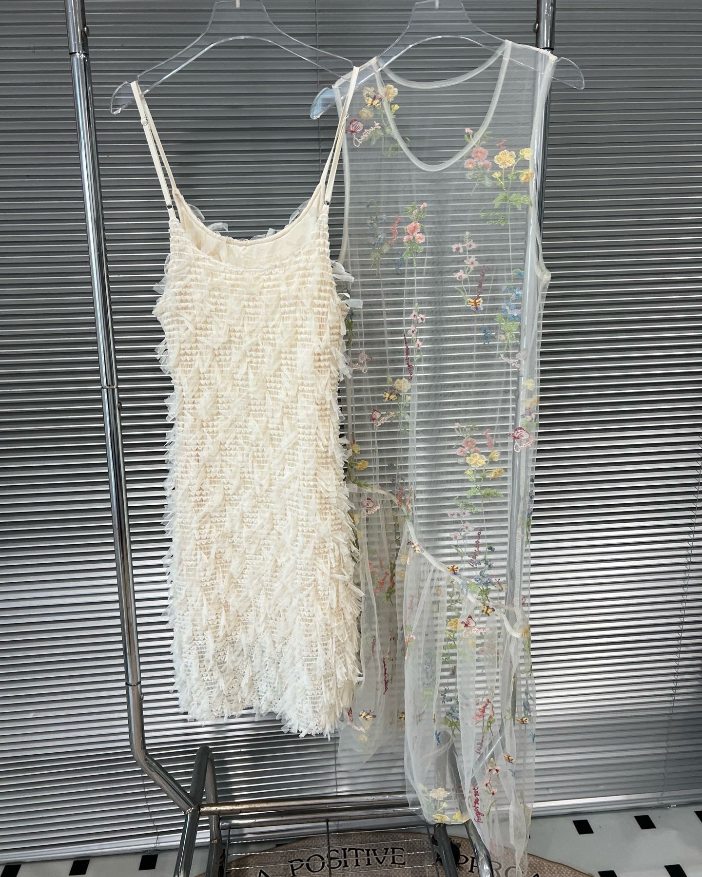刺繍メッシュホワイトドレス C3822