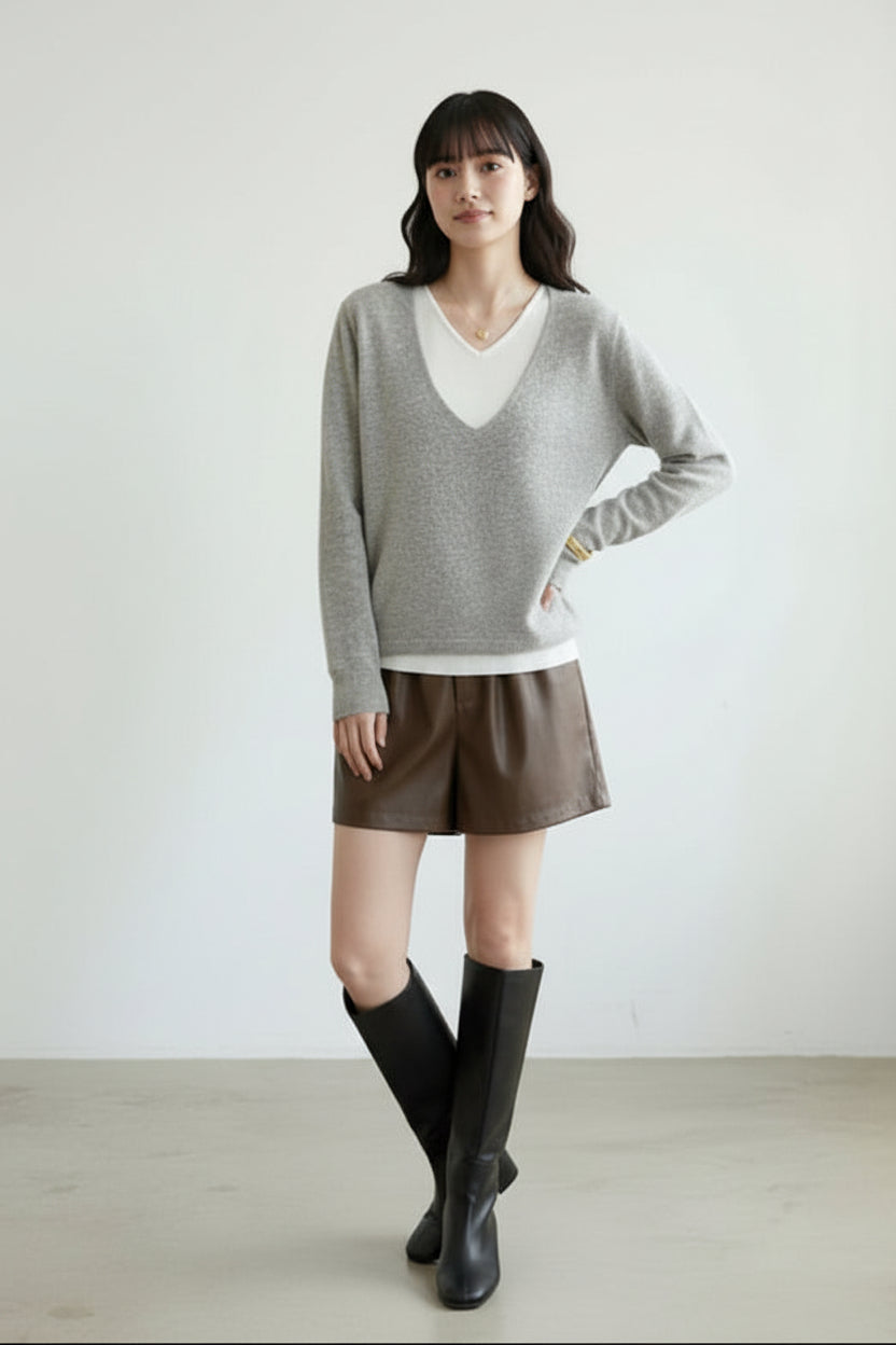 レイヤードVネックニット × エコレザーショートパンツ セット T3008