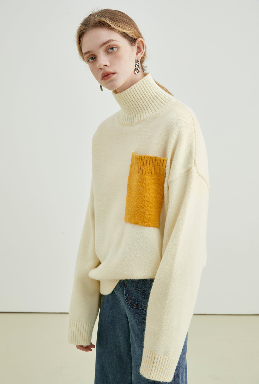 Oversized patch pocket knit C0094